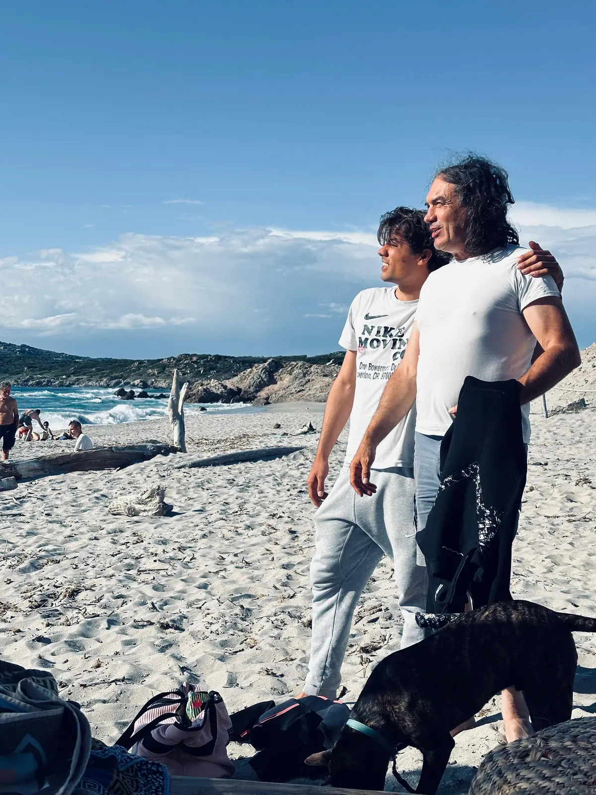 Gottfried e Tom Beck, padre e figlio, su una spiaggia della Gallura