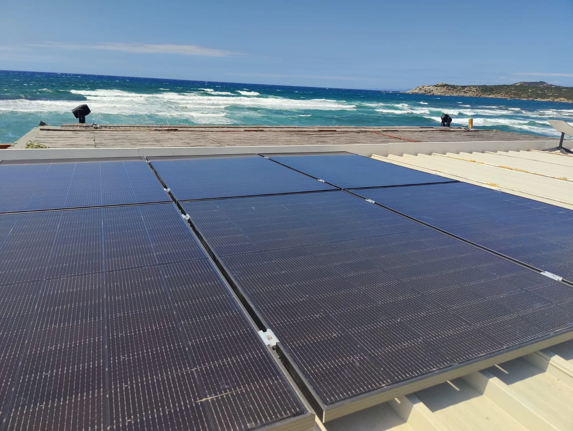 Impianto fotovoltaico Solar-E affacciato sul mare della Gallura, Nord Sardegna